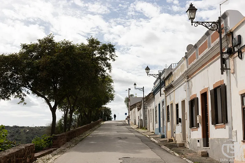 Ruas históricas de Silves com casas tradicionais algarvias no percurso silves o que visitar