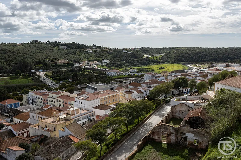 Vista panorâmica sobre o vale e casario durante o percurso silves o que visitar no Algarve interior
