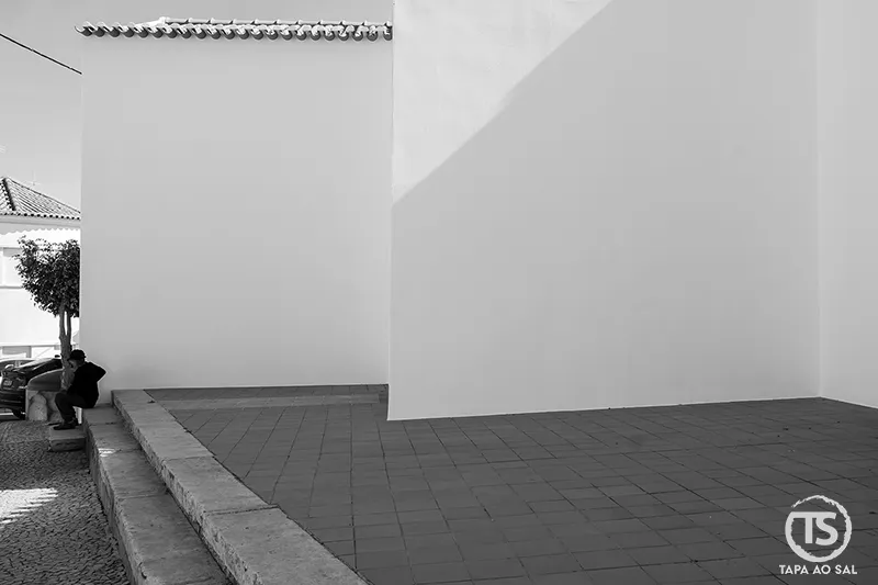 Paredes brancas e sombra lateral junto à igreja de Alcantarilha