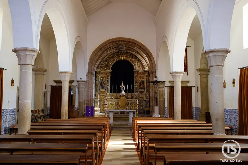 Interior da Igreja Matriz de Alcantarilha com nave central e altar dourado