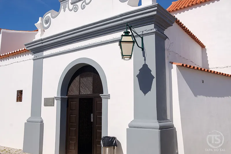 Entrada da Capela dos Ossos de Alcantarilha com fachada branca e arco central
