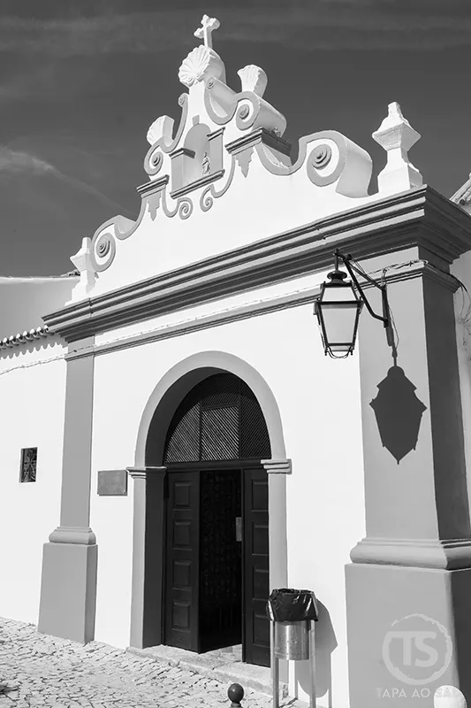 Fachada da Capela dos Ossos de Alcantarilha no centro da vila