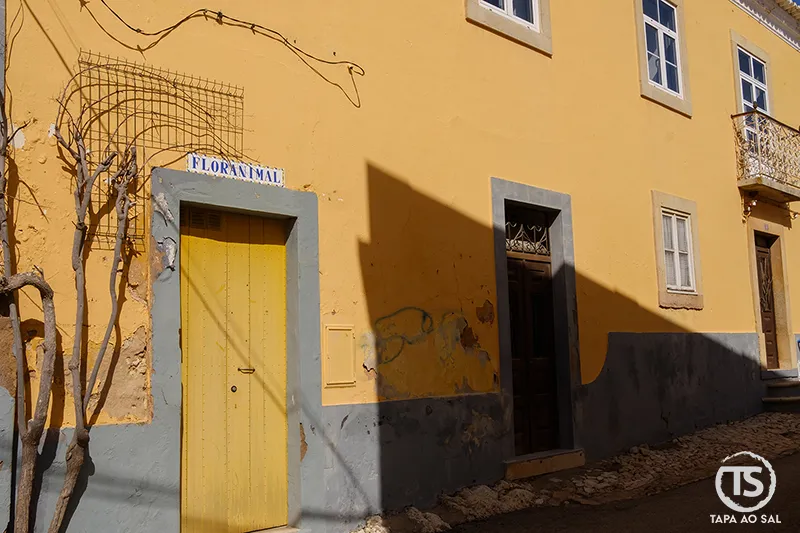 Rua tranquila no centro de Alcantarilha com casas tradicionais algarvias