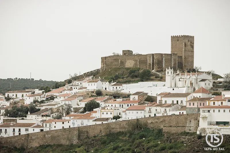 castelo de Mértola sobre casas brancas no Baixo Alentejo, baixo alentejo o que visitar