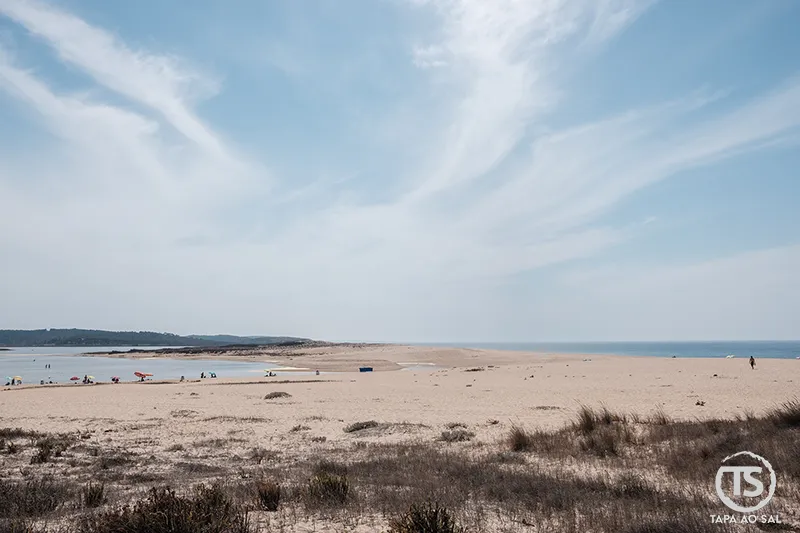 praia ampla com lagoa e mar no litoral alentejano, litoral alentejano e experiências na costa