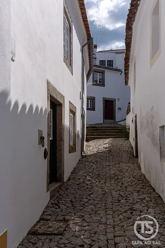 rua estreita de aldeia com casas brancas e calçada no Alentejo, alentejo o que visitar