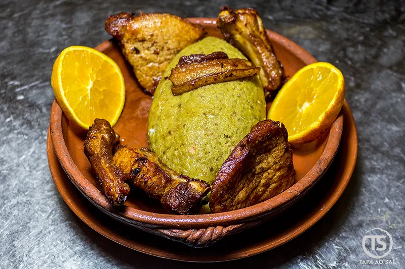 prato tradicional alentejano com migas e carne de porco, onde comer no alentejo