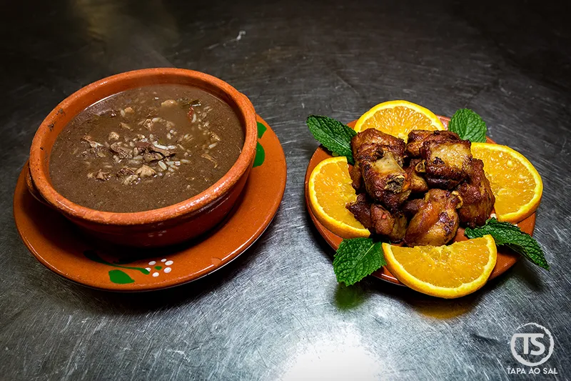 arroz de cachola em prato tradicional alentejano com carne e especiarias, gastronomia alentejana