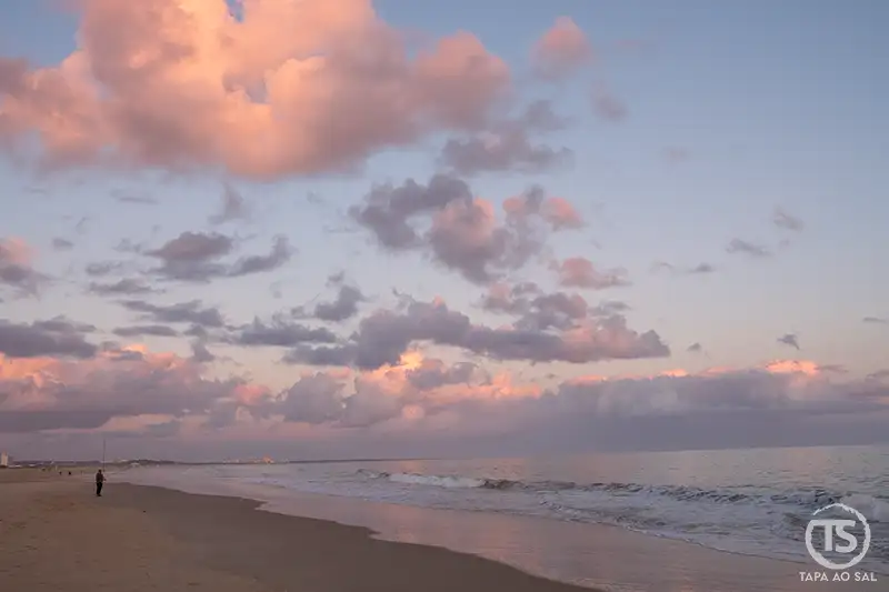 Praia da Manta Rota ao entardecer, uma das praias tranquilas do Algarve com mar calmo e céu suave