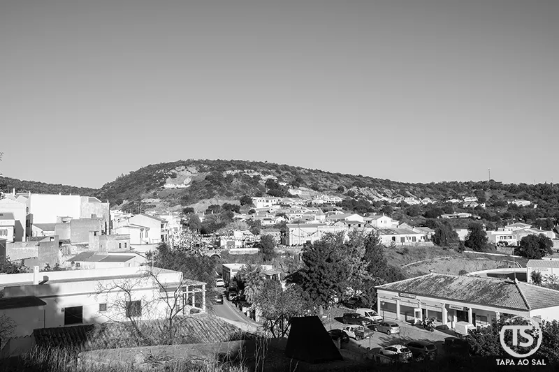 Alte o que visitar vista panorâmica da aldeia na Serra do Caldeirão em preto e branco