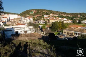 Alte o que visitar com vista da aldeia na encosta da Serra do Caldeirão