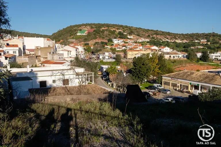 Alte o que visitar com vista da aldeia na encosta da Serra do Caldeirão