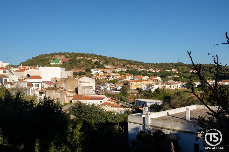 Alte o que visitar com vista da aldeia e casas brancas na Serra do Caldeirão