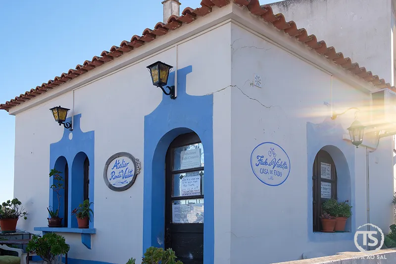 Alte o que visitar casa típica com janelas azuis no centro da aldeia