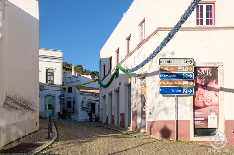 Alte o que visitar rua com sinalização turística e casas típicas no centro da aldeia