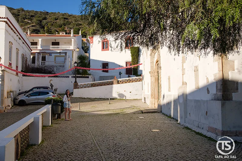 Alte o que visitar rua de calçada junto à igreja matriz com casas brancas
