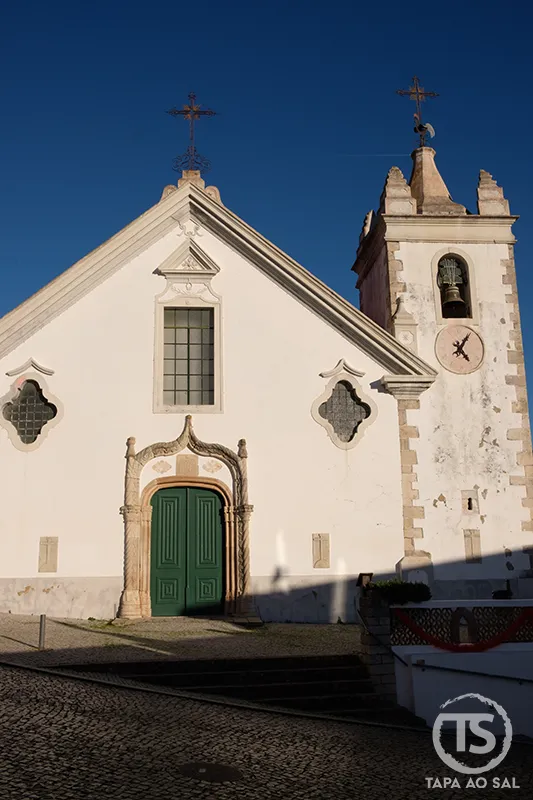 Alte o que visitar Igreja Matriz de Alte com fachada branca e torre sineira