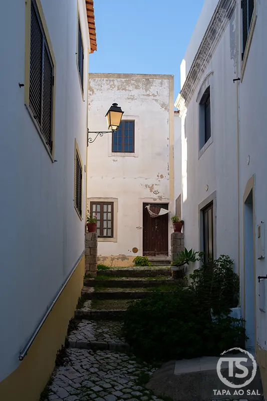 Alte o que visitar beco estreito com escadas e casas brancas tradicionais