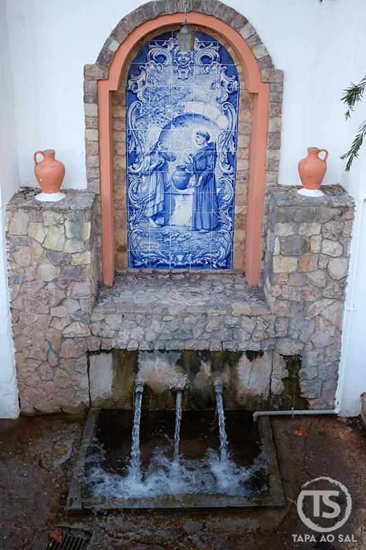 Alte o que visitar fonte com azulejos tradicionais e água a correr na aldeia