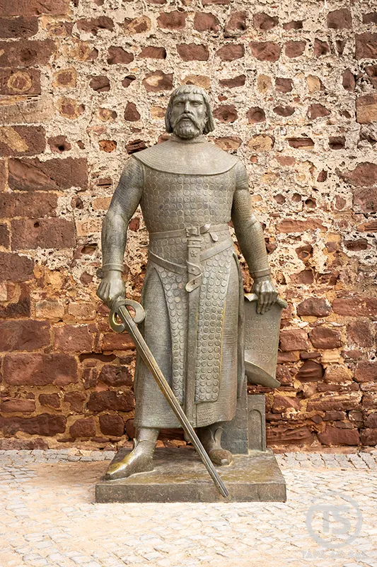 Estátua de D. Sancho I junto às muralhas do Castelo de Silves no Algarve