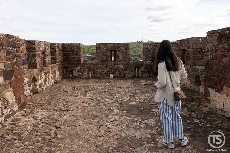 Interior do Castelo de Silves com muralhas de arenito e vista sobre a paisagem do Algarve