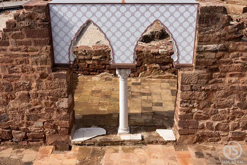Estrutura decorativa de inspiração islâmica no interior do Castelo de Silves no Algarve