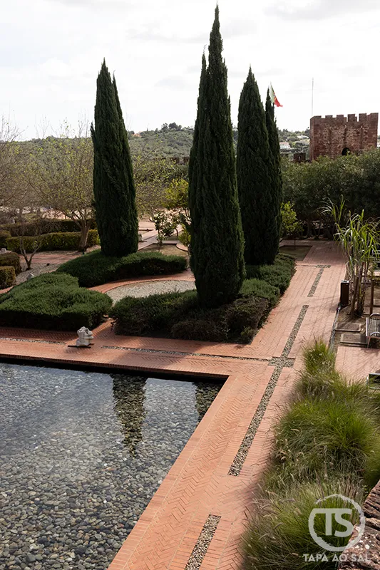 Jardins e espelho de água no interior do Castelo de Silves no Algarve