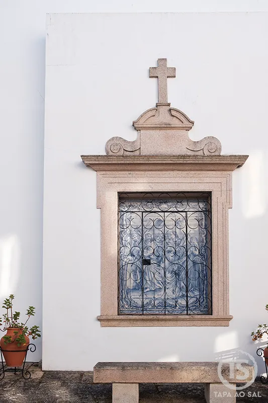 Oratório com azulejos e moldura em pedra no centro histórico do Crato, detalhe religioso típico do Alto Alentejo