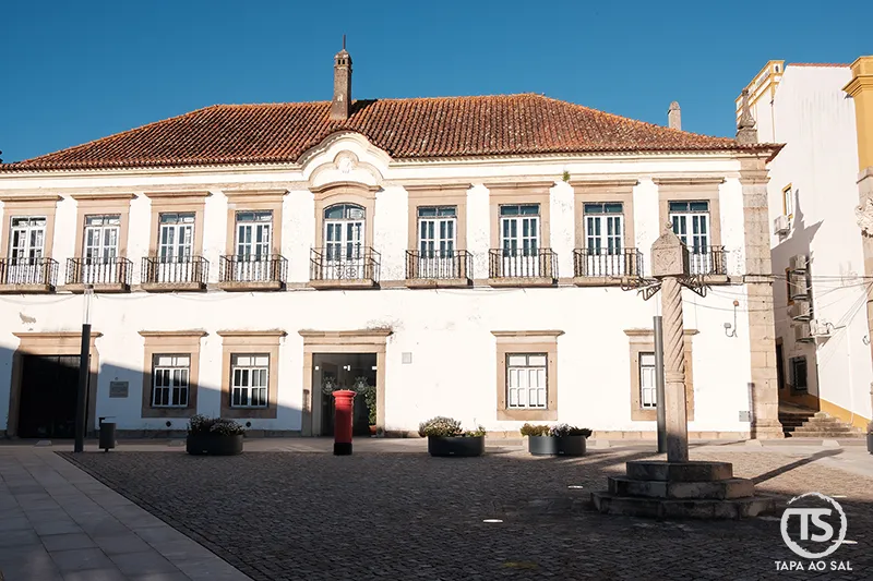 Pelourinho e edifício histórico no centro do Crato, um dos espaços mais marcantes para quem procura o que visitar no Crato