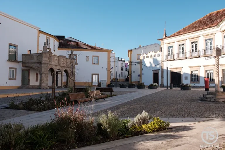 Varanda do Grão-Prior no centro histórico do Crato, com praça ampla e edifícios senhoriais no Alto Alentejo