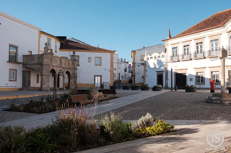Varanda do Grão-Prior no centro histórico do Crato, com praça ampla e edifícios senhoriais no Alto Alentejo