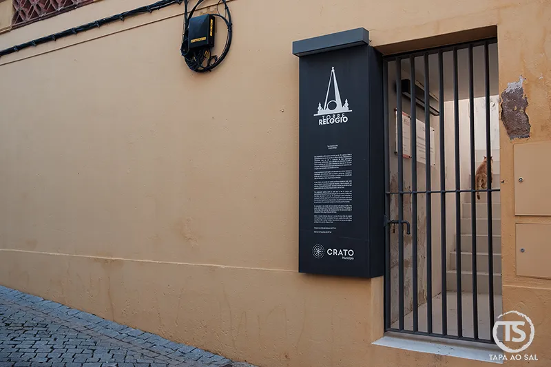 Entrada da Torre do Relógio no Crato, vestígio histórico integrado nas ruas do centro da vila