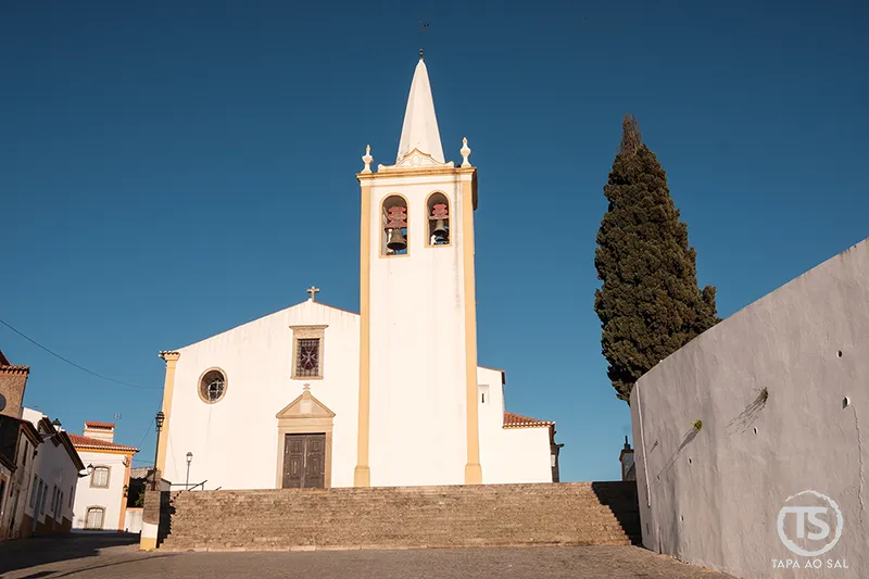 Igreja Matriz do Crato no centro histórico, com escadaria ampla e torre sineira em destaque
