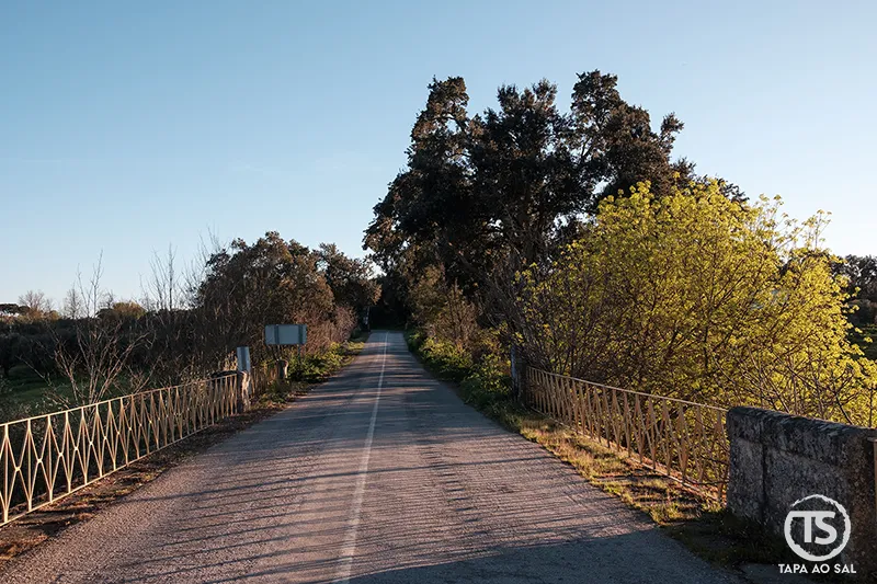 Ponte sobre a Ribeira de Seda no Crato, junto ao antigo traçado ferroviário e rodeada pela paisagem do Alto Alentejo