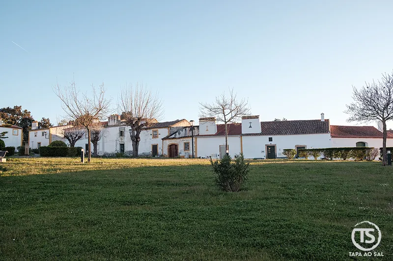Envolvente rural de Flor da Rosa no Crato, com casario branco e ambiente tranquilo junto ao mosteiro