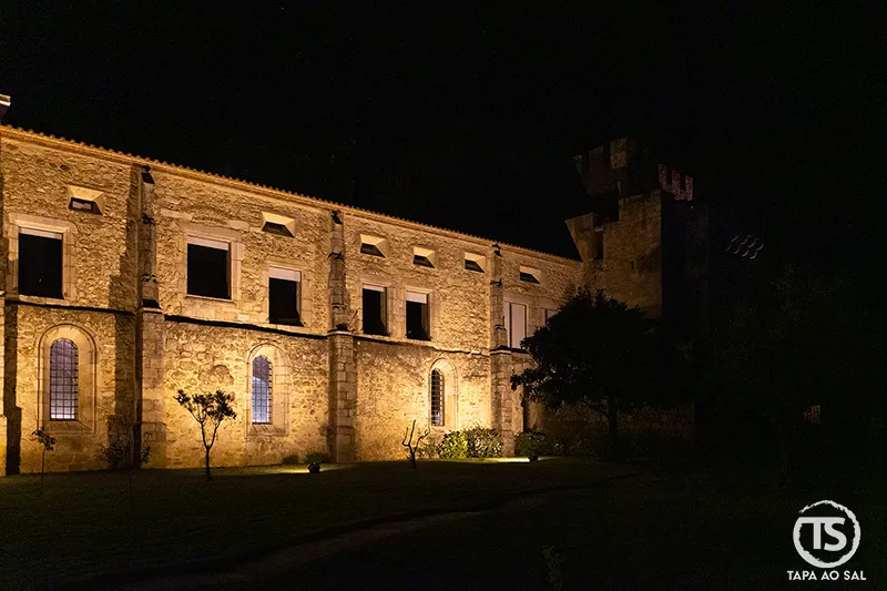 Mosteiro de Flor da Rosa iluminado à noite no Crato, um dos monumentos mais marcantes do Alto Alentejo