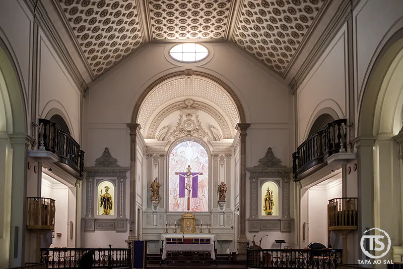 Interior de igreja no centro histórico de Lagos com altar-mor ornamentado e teto decorado