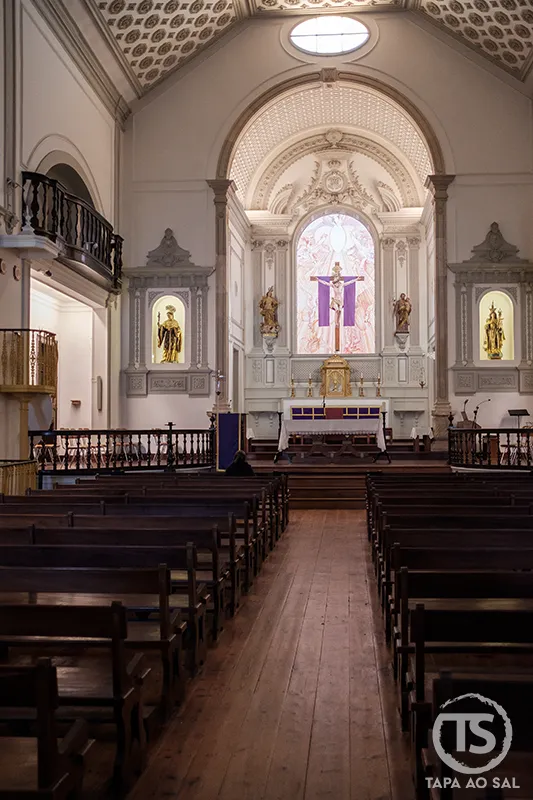 Interior de igreja no centro histórico de Lagos com altar-mor e nave em madeira