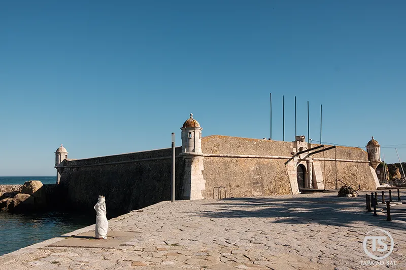 Forte da Ponta da Bandeira em Lagos junto ao mar no Algarve