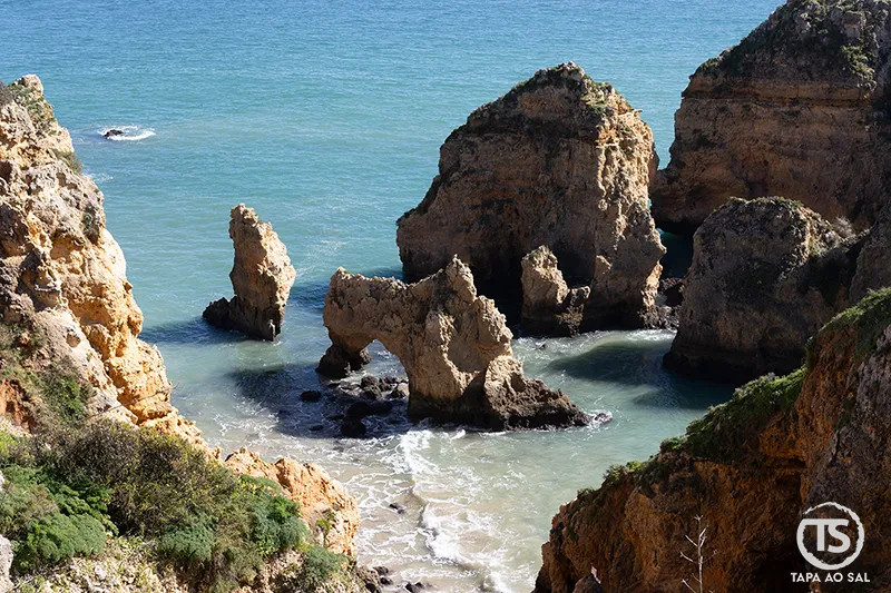 Ponta da Piedade em Lagos com arcos rochosos e mar turquesa entre falésias douradas