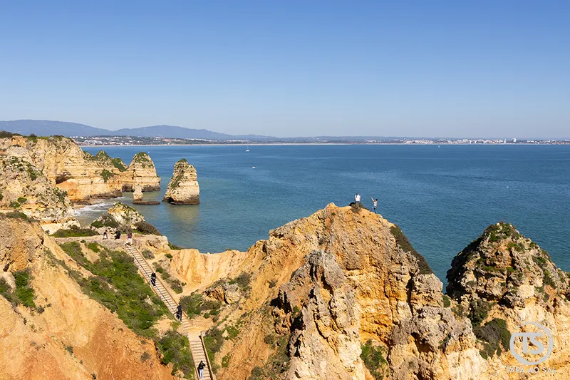 Ponta da Piedade em Lagos com falésias douradas e trilho costeiro