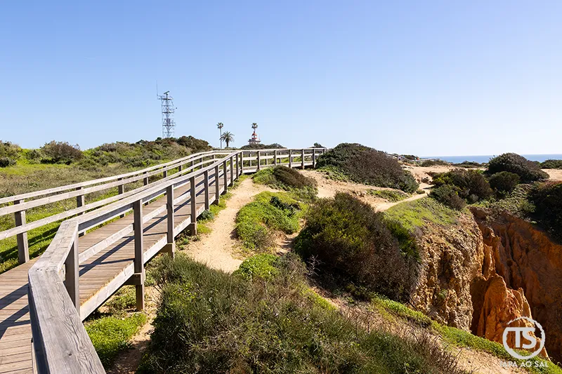 Passadiço na Ponta da Piedade em Lagos sobre falésias do Algarve