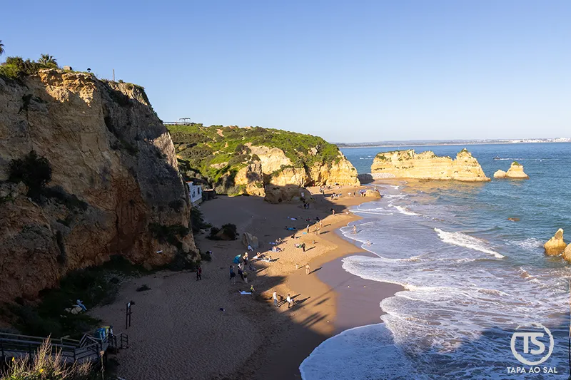 Praia de Dona Ana em Lagos Algarve com falésias douradas