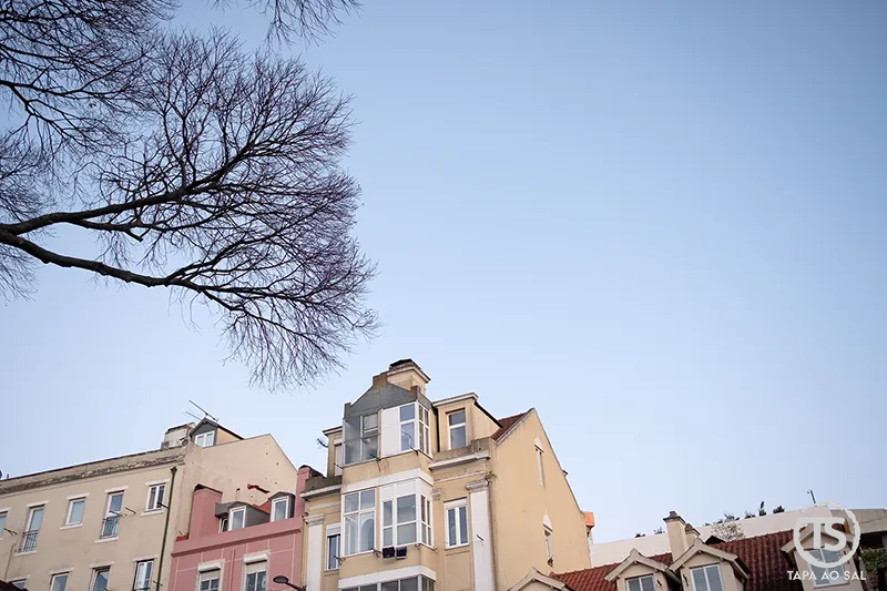 Fachadas e telhados de Lisboa sob céu limpo, detalhe urbano que ajuda a sentir o grande destaque de Lisboa