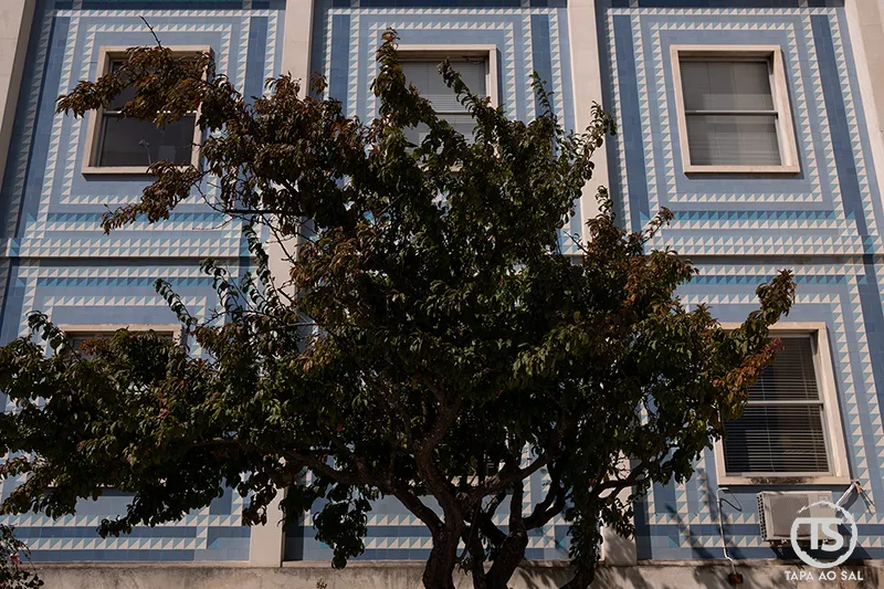 Fachada azul com padrões geométricos em Lisboa, expressão visual da cultura e tradição urbana