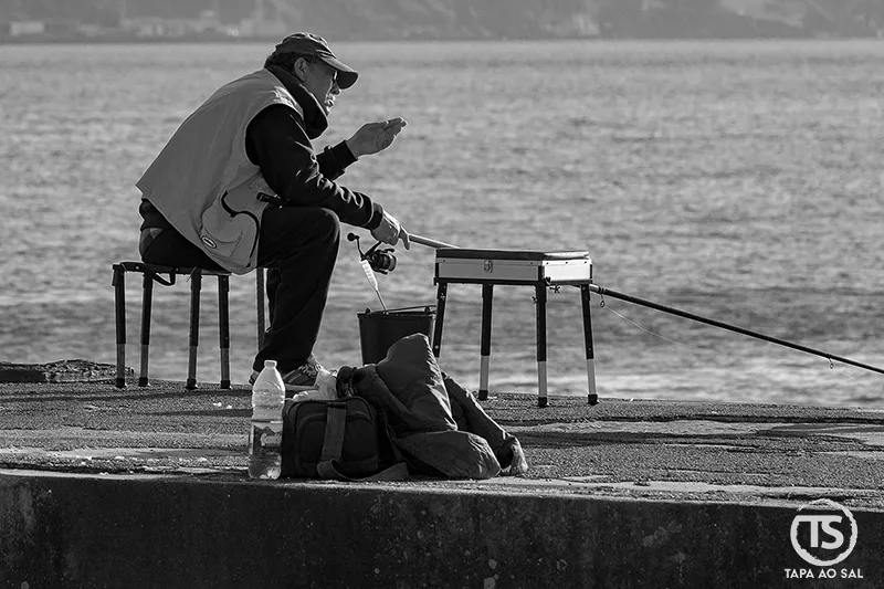 Homem a pescar junto ao Tejo em Lisboa, cena quotidiana ligada às experiências com alma em Lisboa