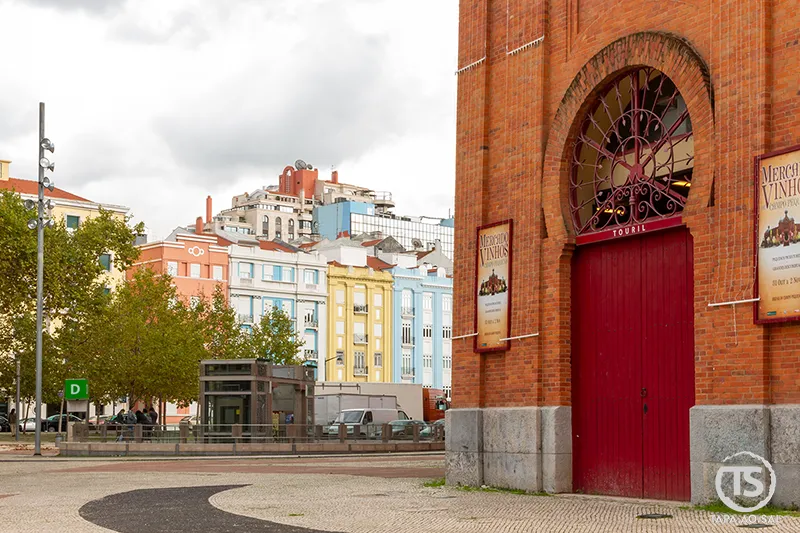 Campo Pequeno em Lisboa com edifício histórico e fachadas coloridas, zona urbana a incluir no que visitar em Lisboa