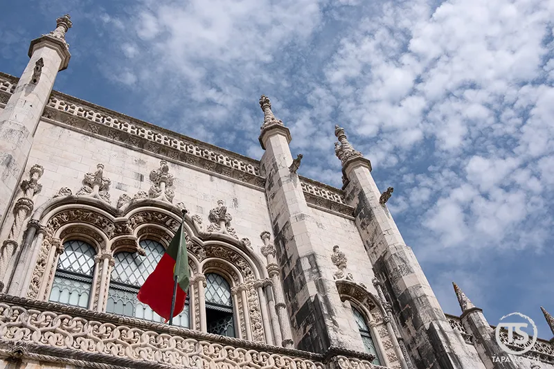 Fachada manuelina dos Jerónimos em Lisboa, símbolo de Belém e da memória dos Descobrimentos