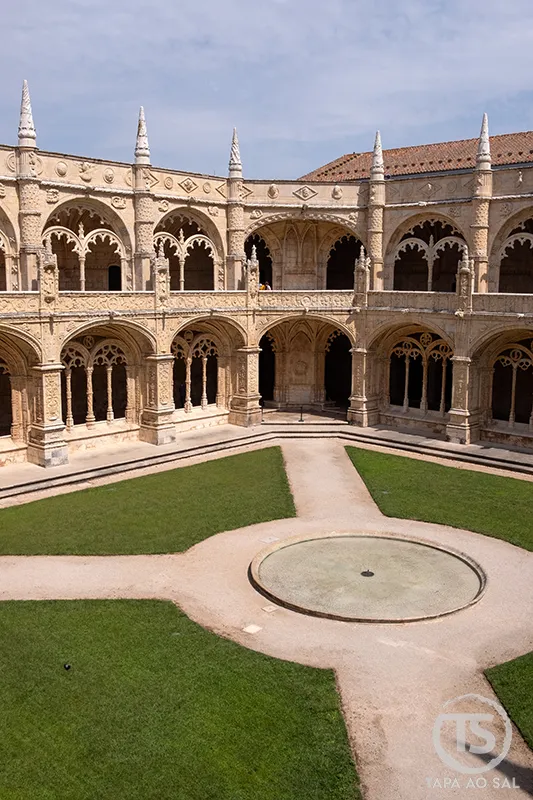 Claustro do Mosteiro dos Jerónimos em Lisboa, elemento central da secção Belém e a memória dos Descobrimentos