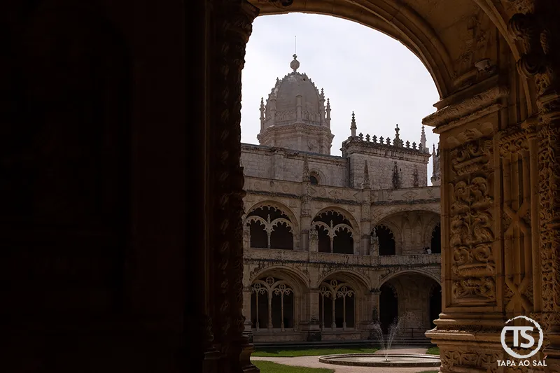 Claustro do Mosteiro dos Jerónimos em Lisboa, monumento essencial para quem procura o que visitar em Lisboa